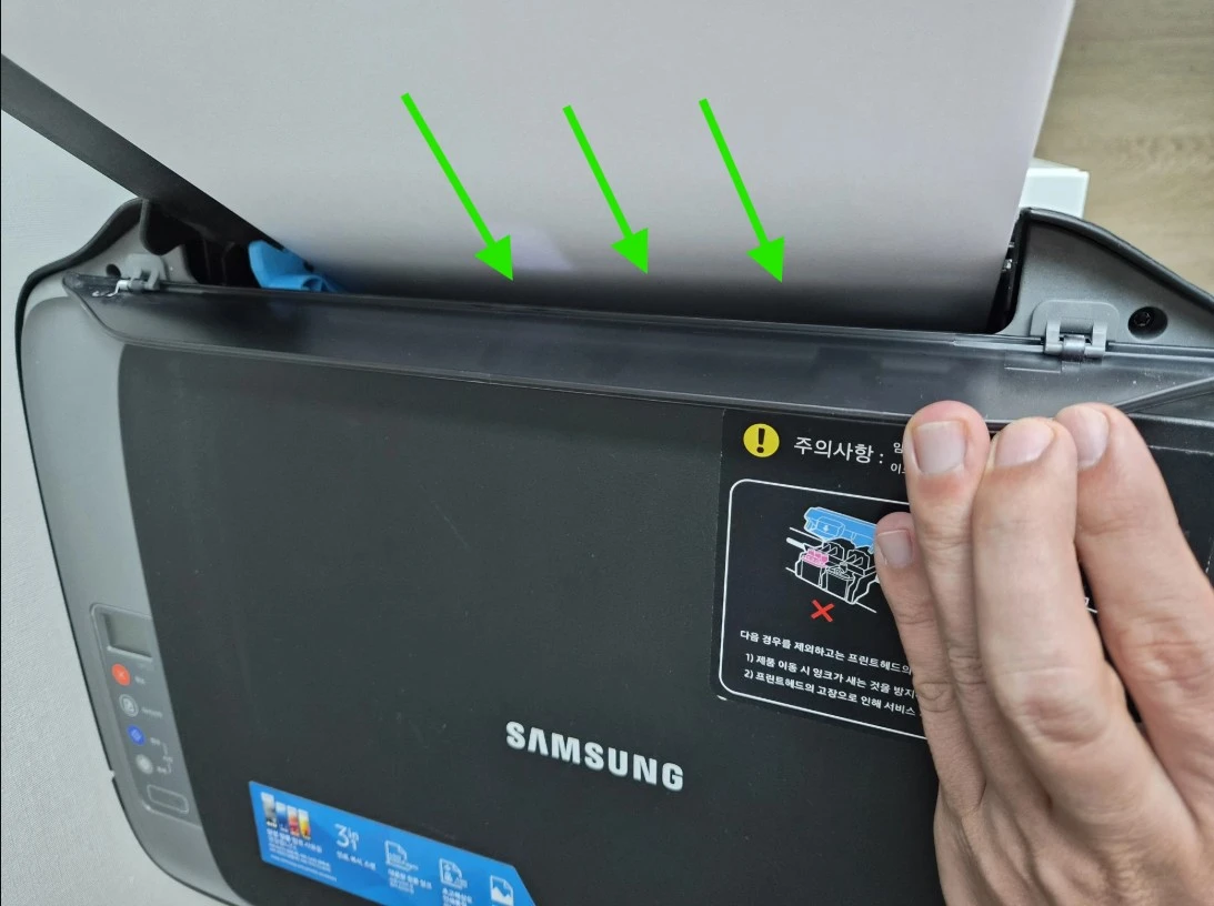 롤러에 물기를 뭍혀 줍니다.