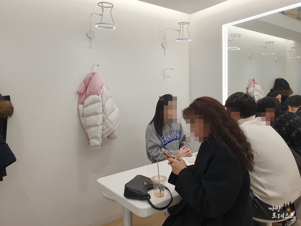 삼성역 %아라비카 매장 내부