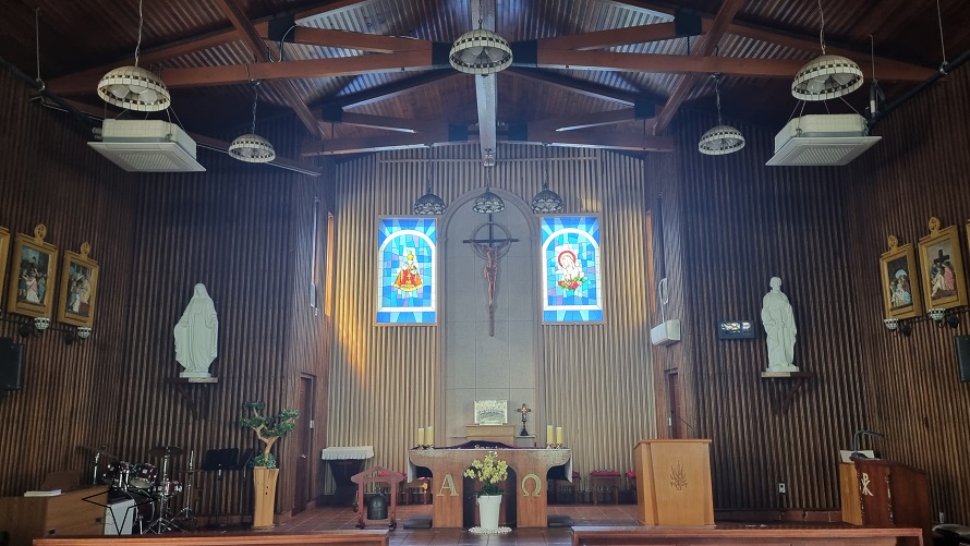 강화성당 성전 안 십자고상, 제대, 제단, 십자가의 길, 스테인드글라스 사진입니다.