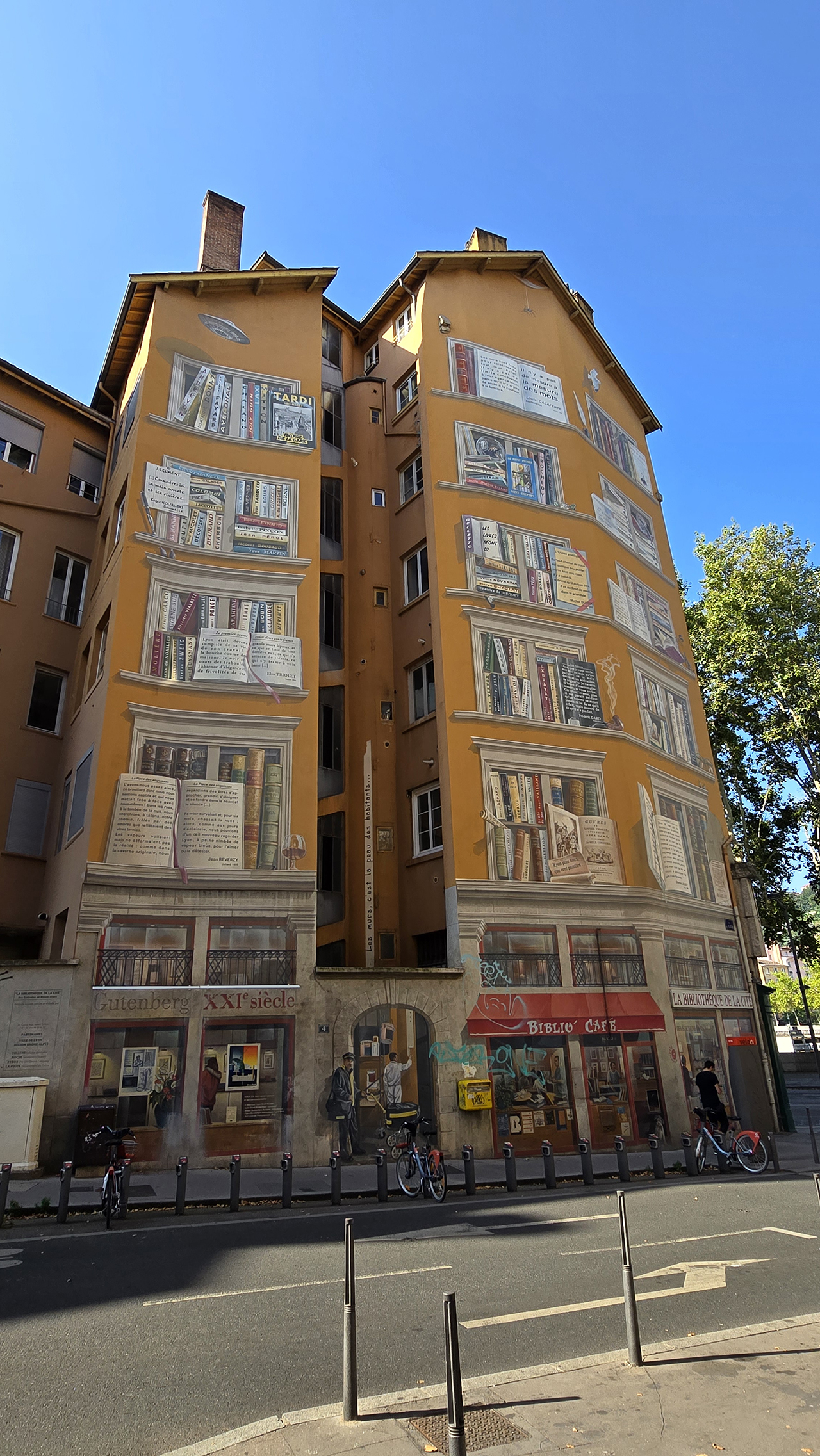 리옹 도시의 도서관 벽화 (Fresque « La bibliothèque de la cité »)