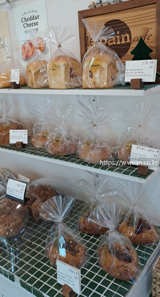 단팥식빵&amp;#44; 크림치즈빵이 있어요.