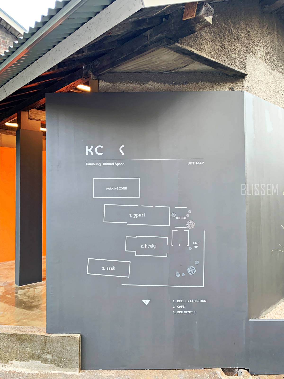 용산대형카페-용산카페추천-용산조용한카페-책읽기좋은카페-예쁜카페-벽돌집-서까래