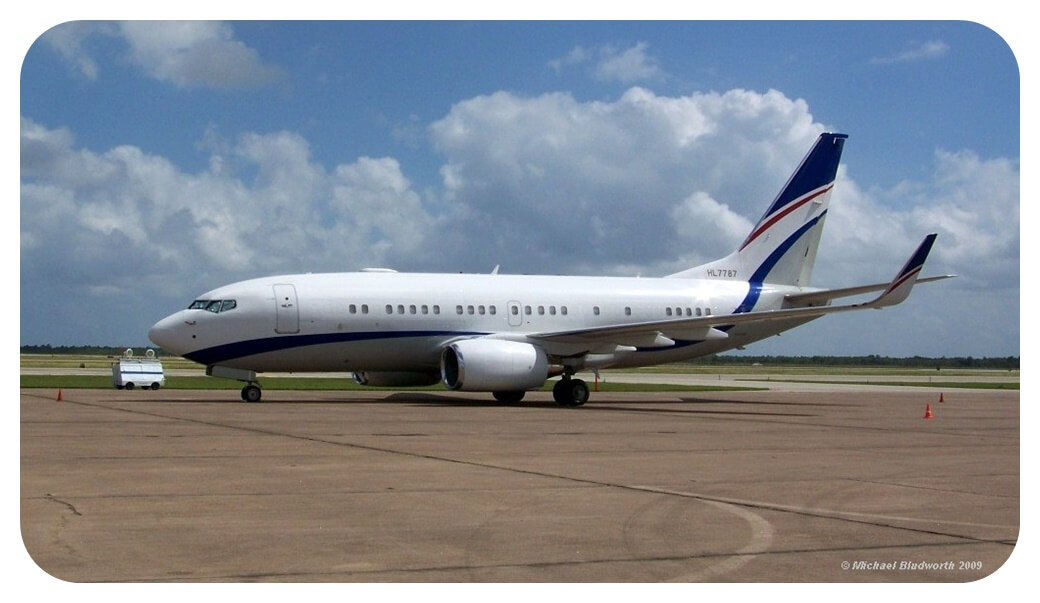 현대차룹의 VIP 전용기 보잉 B737 BBJ가 공항에 착륙해있는 모습