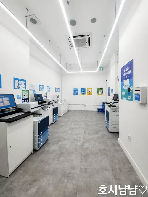 하남시청역 24시 무인 프린트카페 내부 &ndash; 밝은 조명과 화이트톤 인테리어의 셀프 인쇄 공간 전경