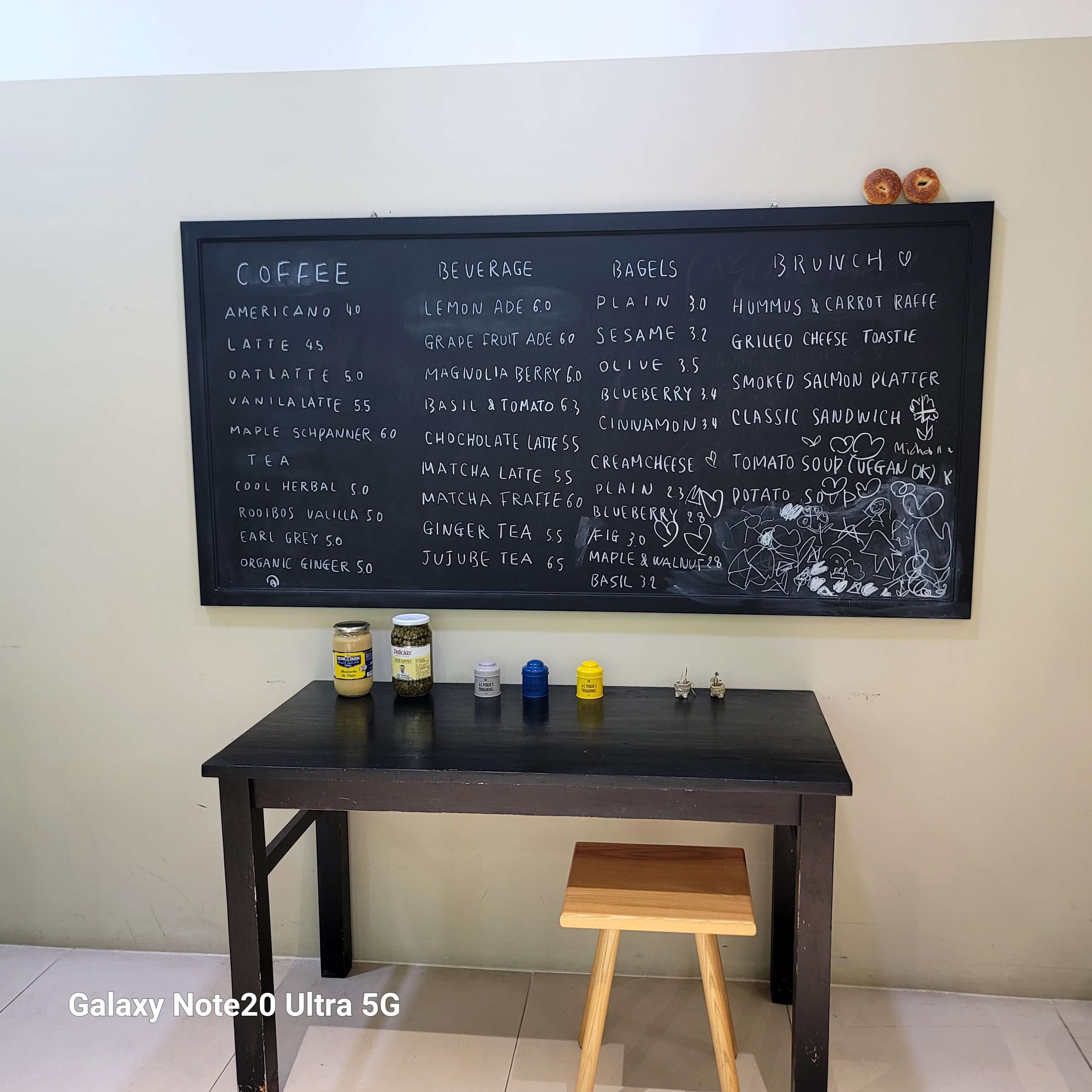 커피와 베이글의 완벽한 브런치 조화