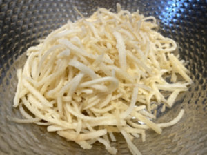 다 볶은 진미채는 따로 덜어 한 김 식히기