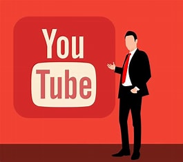 유튜브 로고 옆에 손으로 가리키면서 서 있는 남자