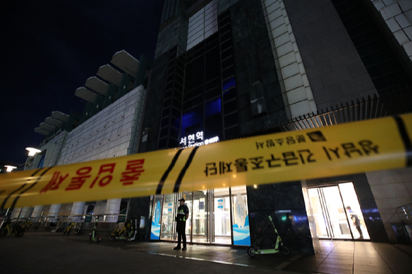 경찰이 3일 오후 차량 돌진 묻지마 흉기난동이 발생한 경기도 성남시 분당구 서현역 한 백화점에서 사건 현장을 통제하고 있다. [사진=뉴시스]