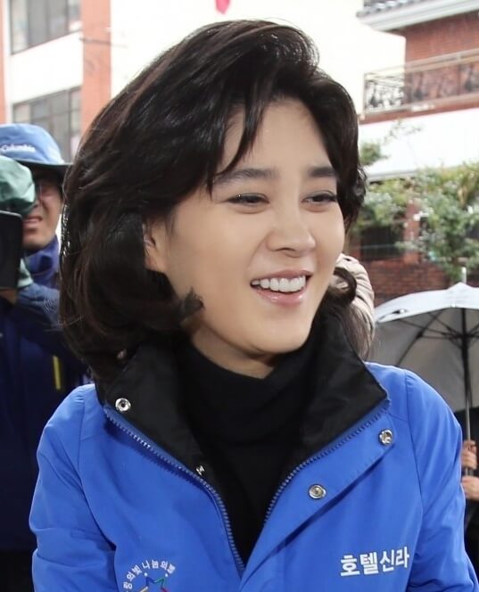 웃고있는-여성의모습