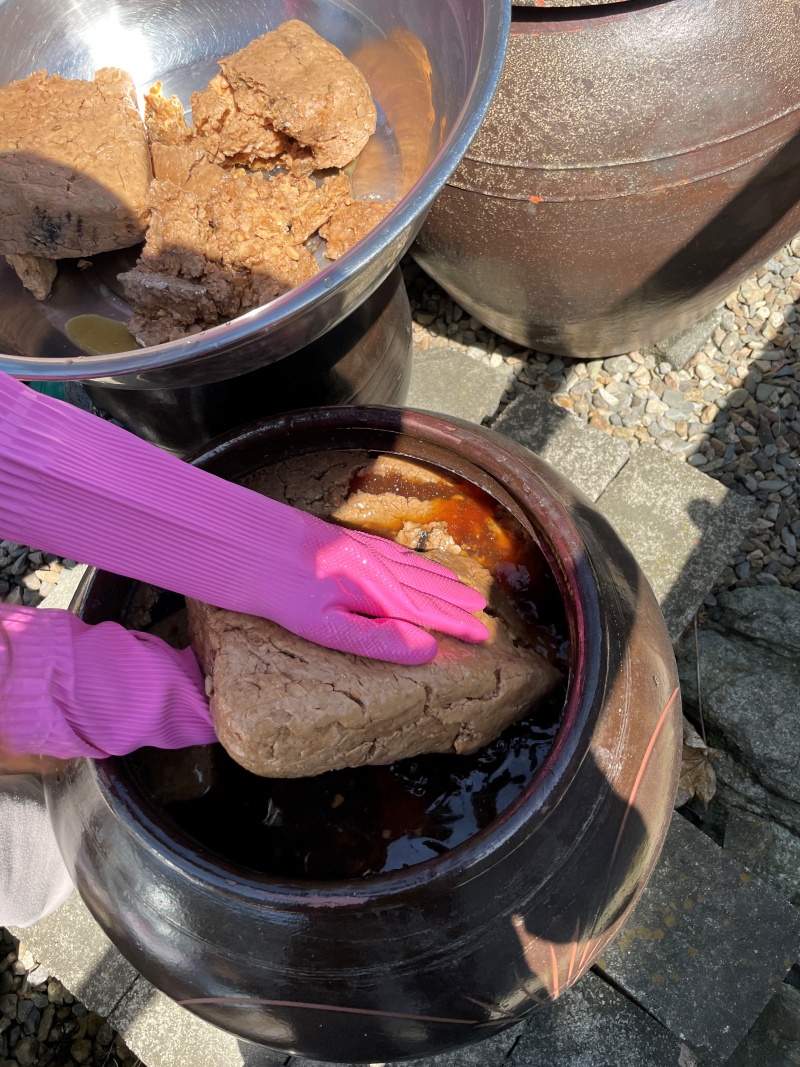 메주를-장독에서-꺼내는-이미지