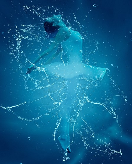 수중 발레하는 여성 사진