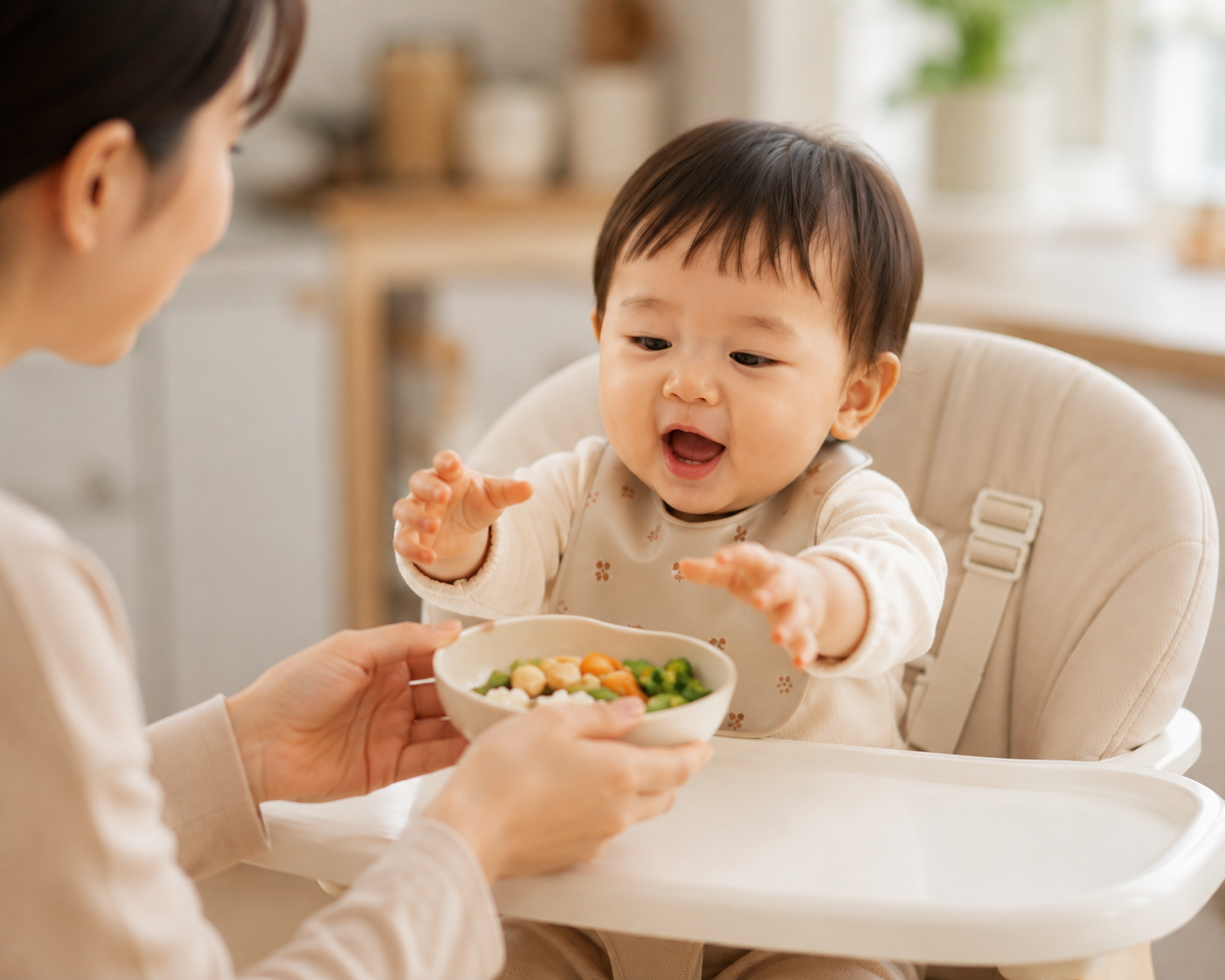 아기에게 알맞은 양의 밥을 차려주는 엄마 손