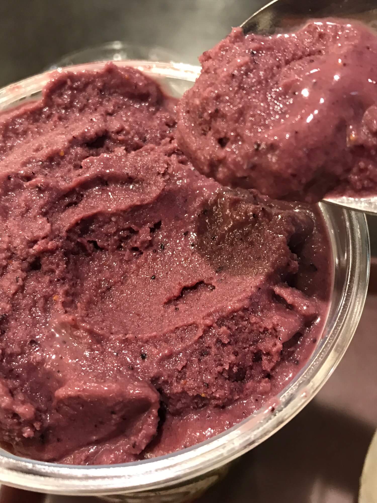 아일랜드 빈티지 카페의 아사이 스무디 질감을 보여주는 사진입니다.