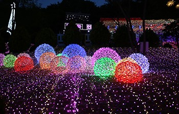 청도 프로방스 빛축제에서는 산타마을 빛축제도 함께 열립니다.