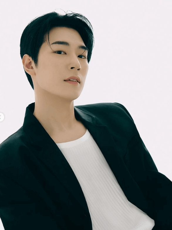 박서함이-검정자켓안에-흰색티를-입는-모습