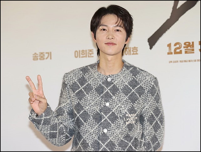 영화-보고타-제작발표회에서-포즈를-취하고-있는-배우-송중기