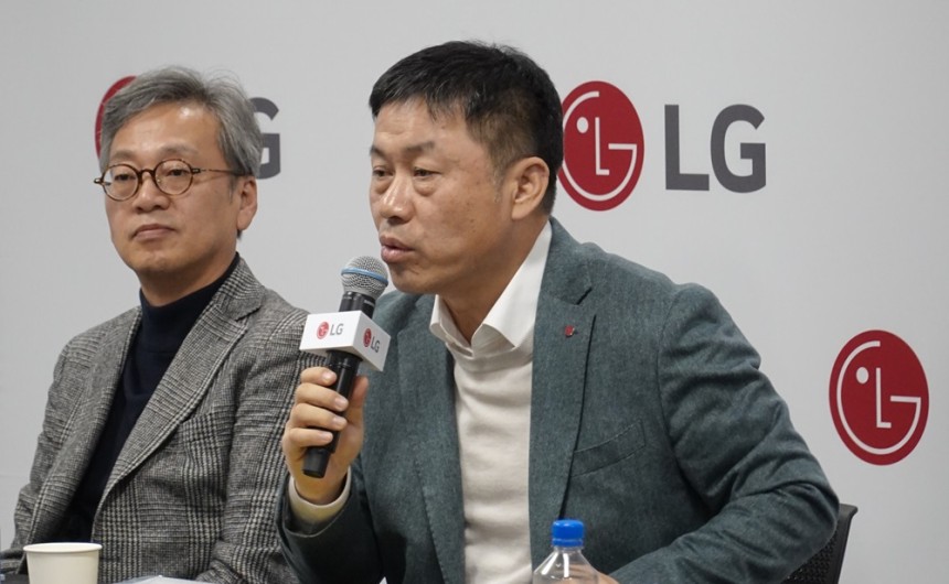 류재철 LG전자 HS사업본부장이 기자간담회에서 기자들의 질의에 답변하고 있다.