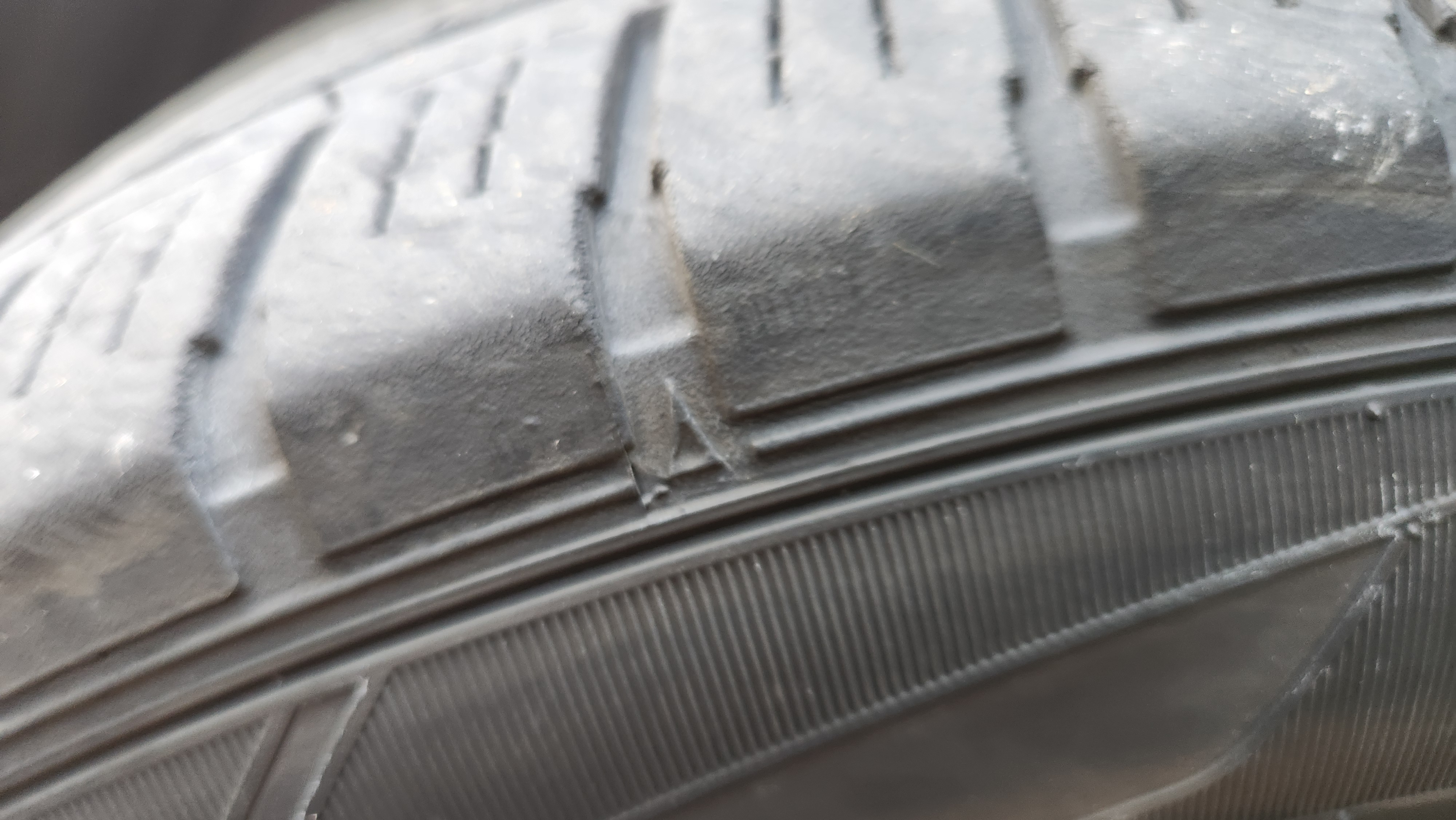 타이어 교체 시기 확인 방법. 타이어 마모 한계선 체크가 정확