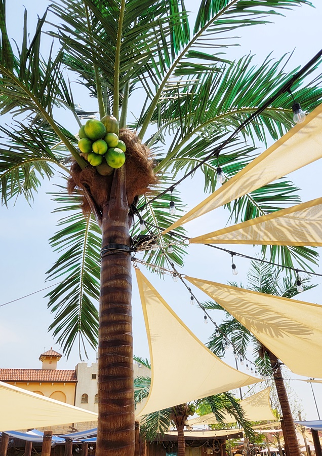 진짜 같은 조화 야자수