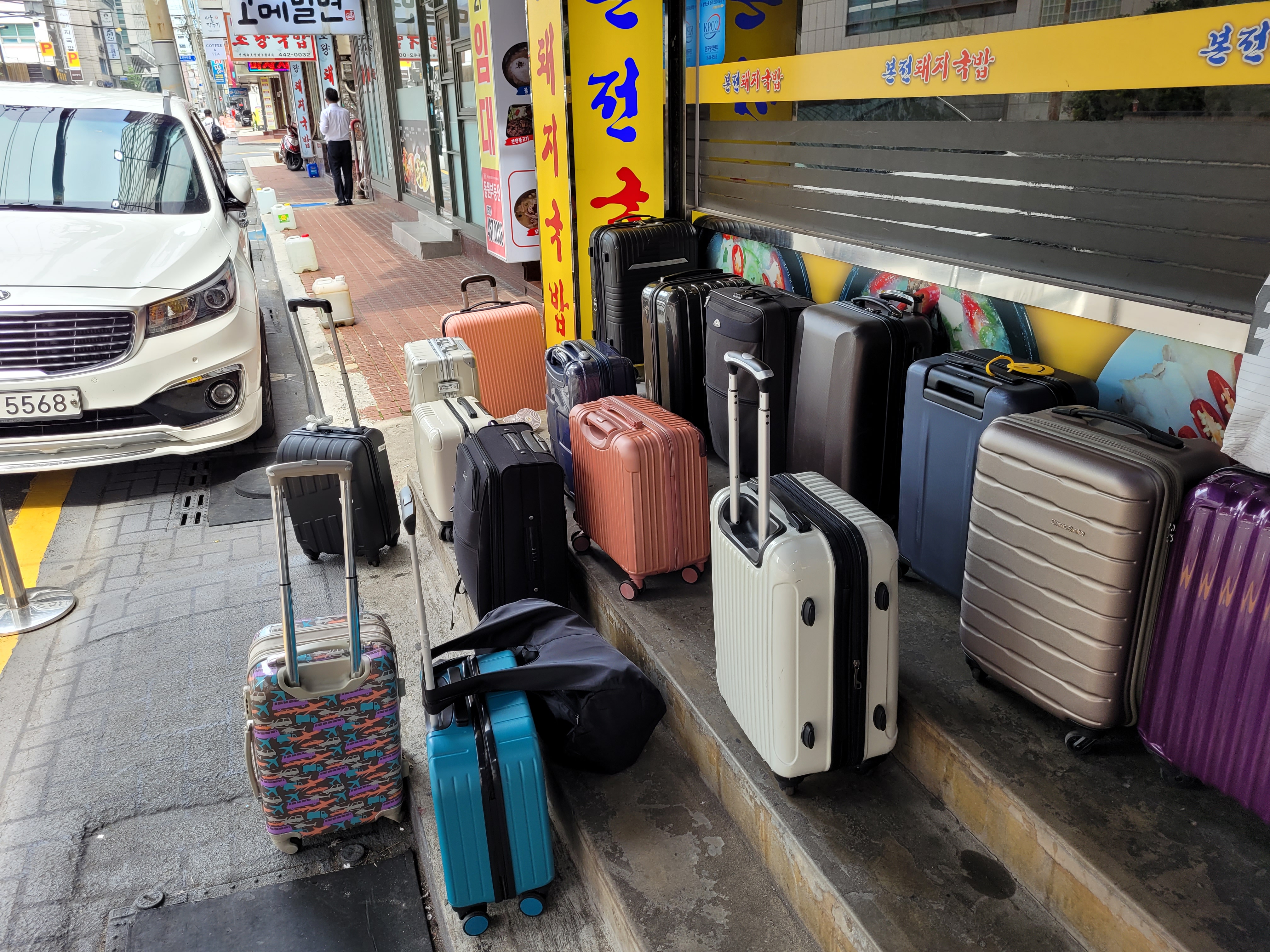 본전국밥 앞 여행객의 무수한 트렁크