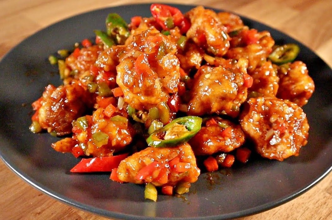 바삭하게 튀긴 닭고기에 매콤달콤한 소스와 송송 썬 파, 고추가 어우러진 깐풍기 한 접시