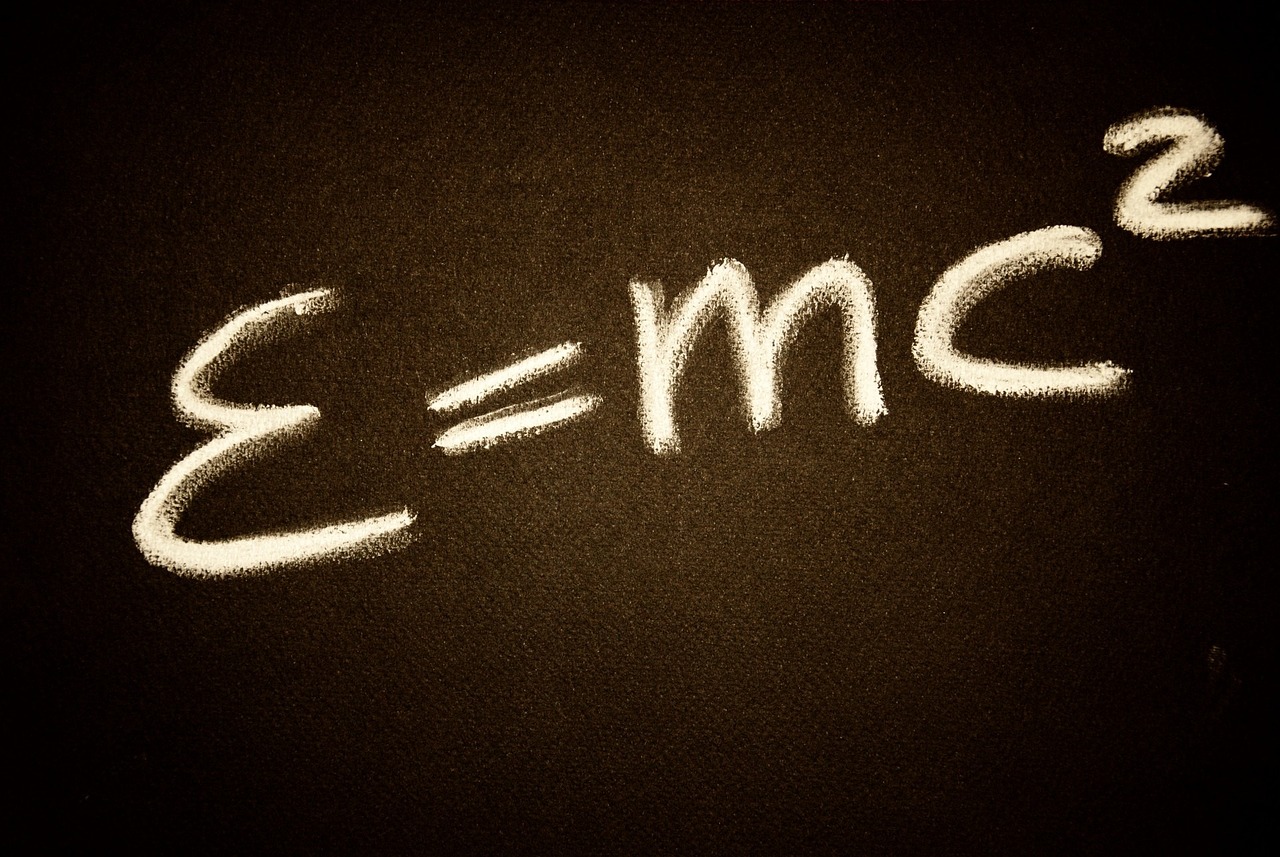 상대성 이론 공식 E=MC2제곱