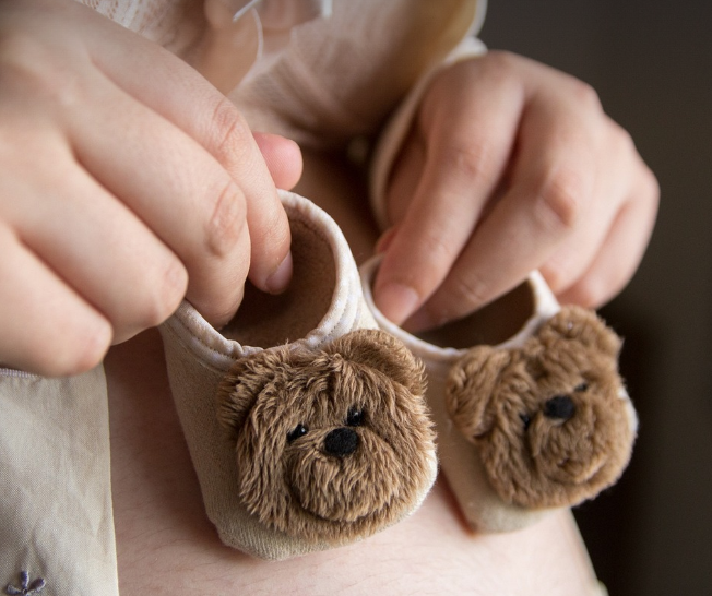 아기 신발을 들고 있는 사진