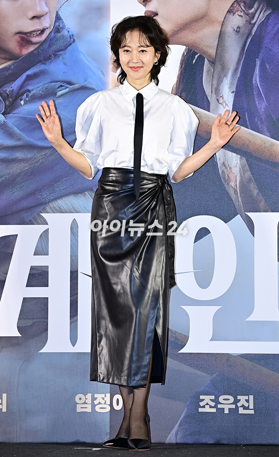 배우 염정아가 22일 오전 서울 용산구 CGV 용산아이파크몰에서 열린 영화 &#39;외계+인 2부&#39; 제작보고회에서 포토타임을 갖고 있다. [사진=곽영래 기자]