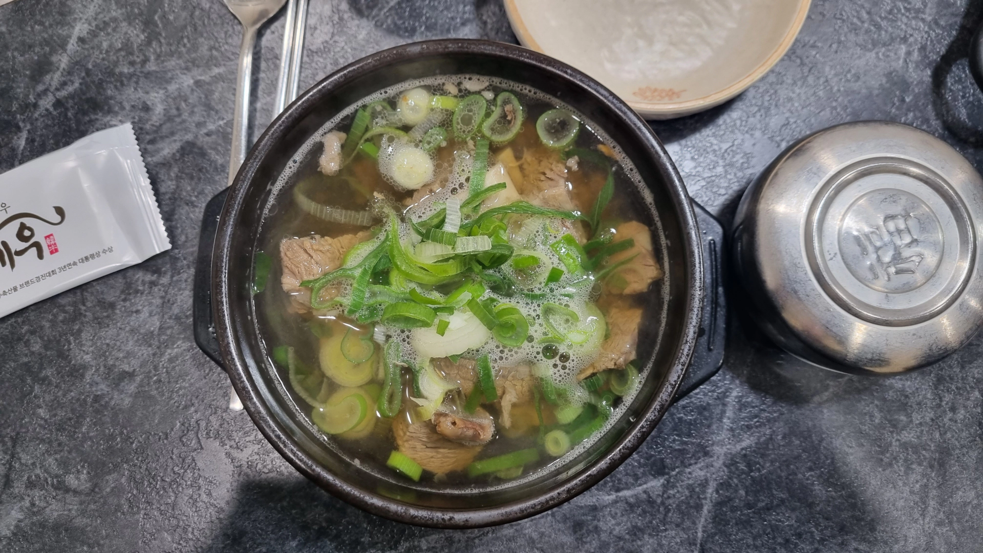 참예우한우프라자 갈비탕을 보여주는 이미지입니다.