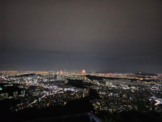 서울 관악산 정상에서 바라본 도심 야경과 가을밤 하늘, 서울대 인근에서 즐기는 별빛 트래킹 풍경