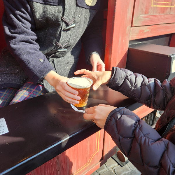 직원이 주문한 버터피어를 건네주고 있다.