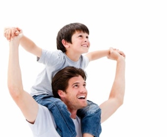 아이를 어깨에 목마 태우고 있는 아빠와 아이의 모습