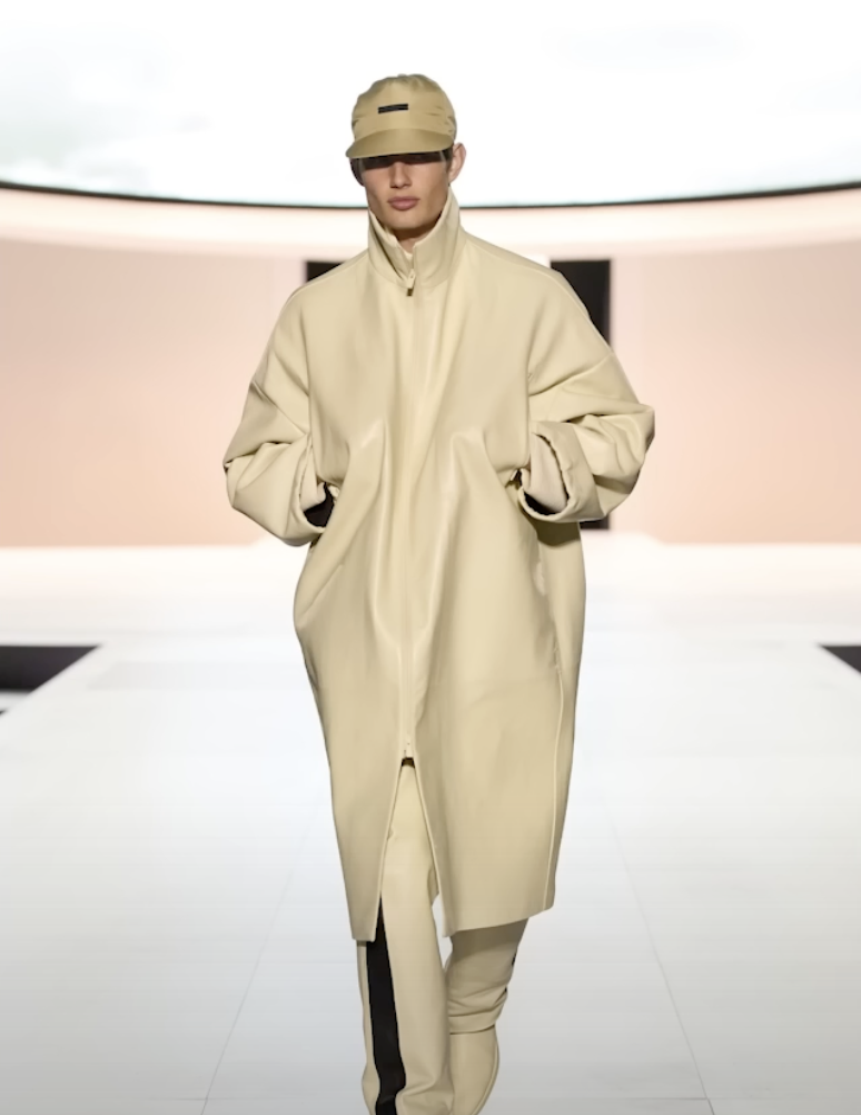 레몬 버터 컬러의 레더 롱코트를 착용한 모델의 모습.
고급스러움과 산뜻함이 공존한다.