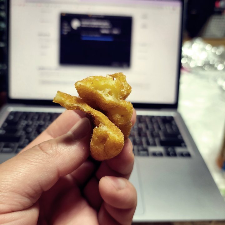 Pc앞에서 먹는 꽈배기