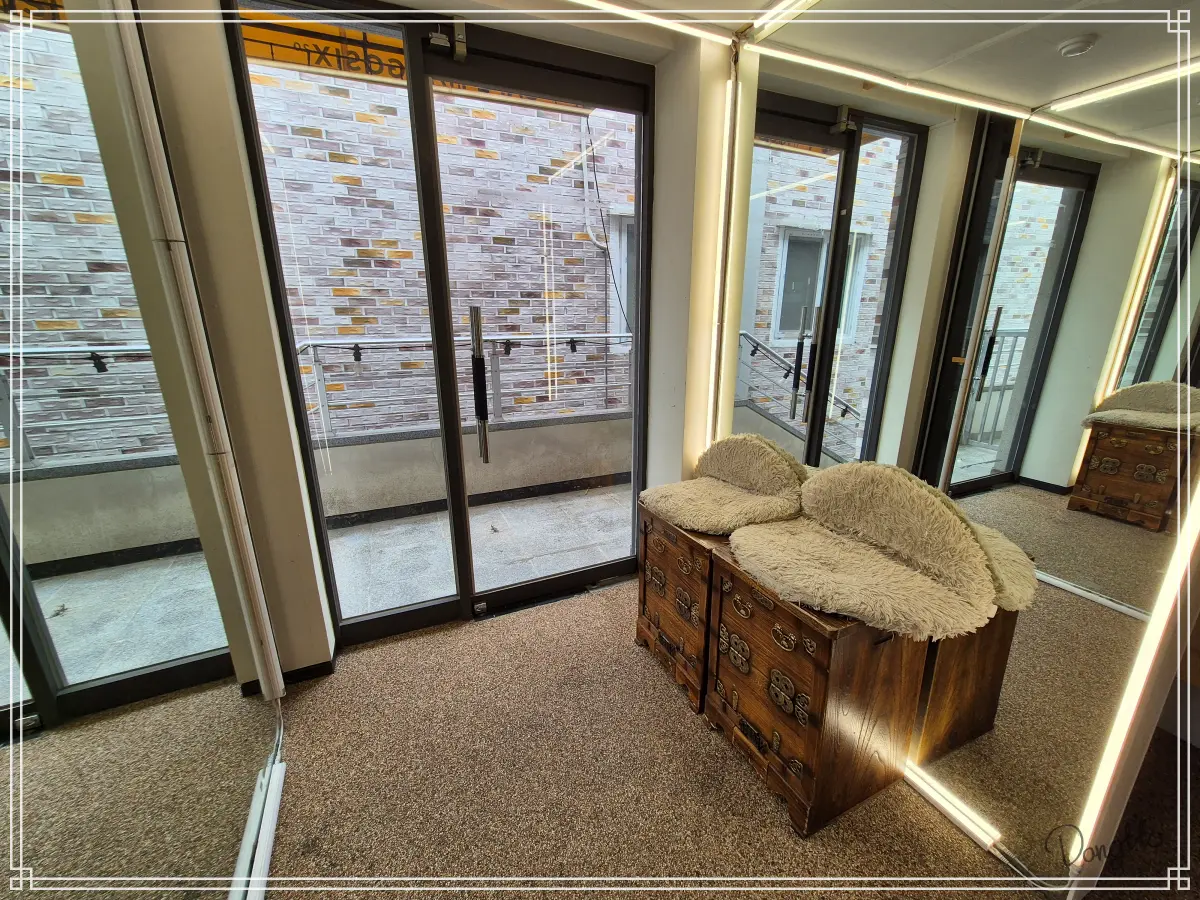 전라도-전주-커플-여행-카페-2층-거울-사진