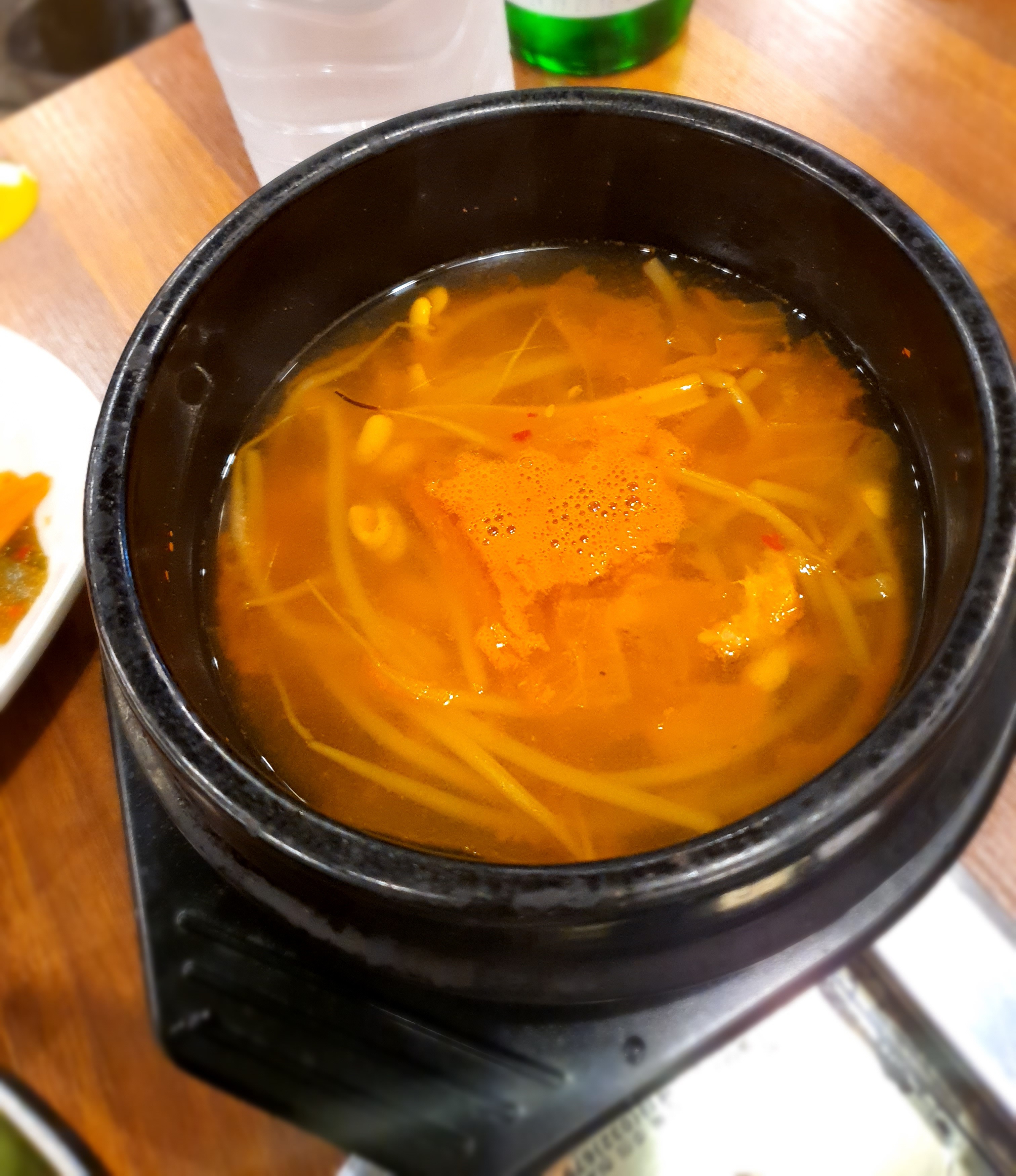 콩나물국이-뚝배기에-나옵니다.