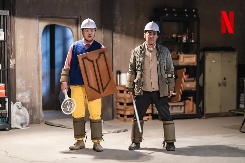 닭강정에서 안전 장비로 중무장한 류승룡과 안재홍