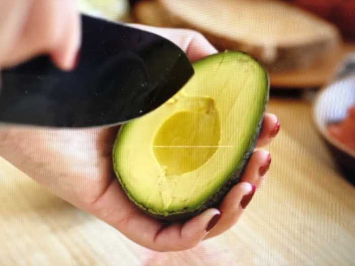 아보카도 단면에 칼집이 난 사진