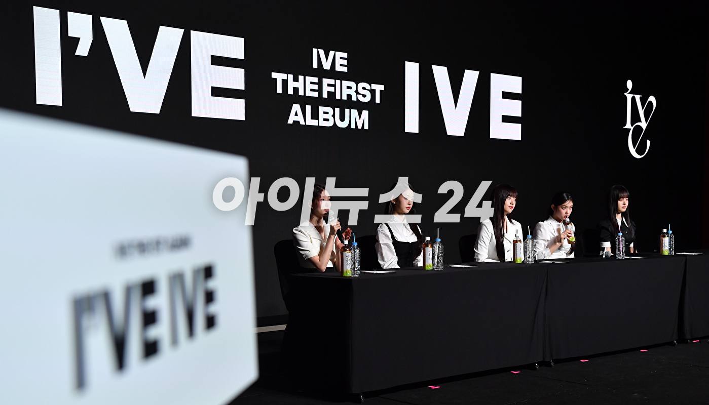 그룹 아이브가 10일 오후 서울 영등포구 여의도동 콘래드 호텔에서 열린 첫 번째 정규 앨범 '아이해브 아이브(I've IVE)' 발매 기념 기자간담회에서 인사말을 하고 있다. [사진=김성진 기자]