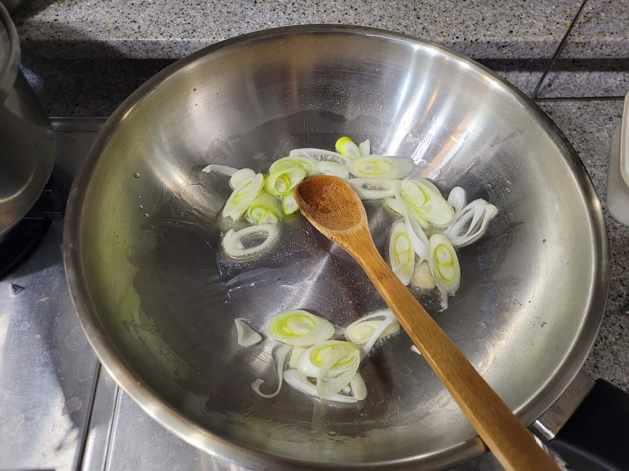 센 불에서 대파를 먼저 볶아 파기름을 내는 과정