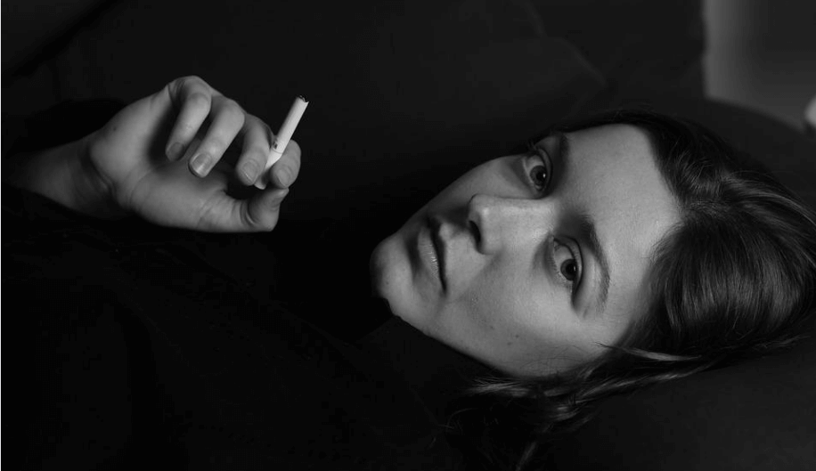 누워서 담배를 피고 있는 여자