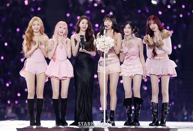 "성장은 계속된다"&hellip; 서사를 담은 블랙 &amp; 화이트 룩