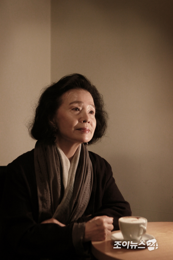 배우 윤정희가 조이뉴스24와 인터뷰에서 포즈를 취하고 있다. [사진=정소희 기자]