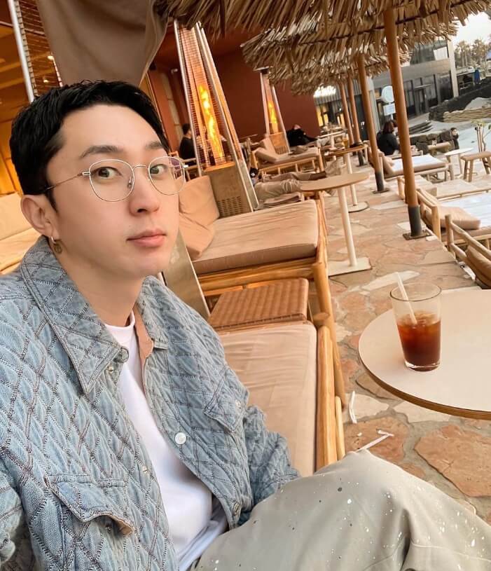 의자에앉아있는-안경쓴남성의모습