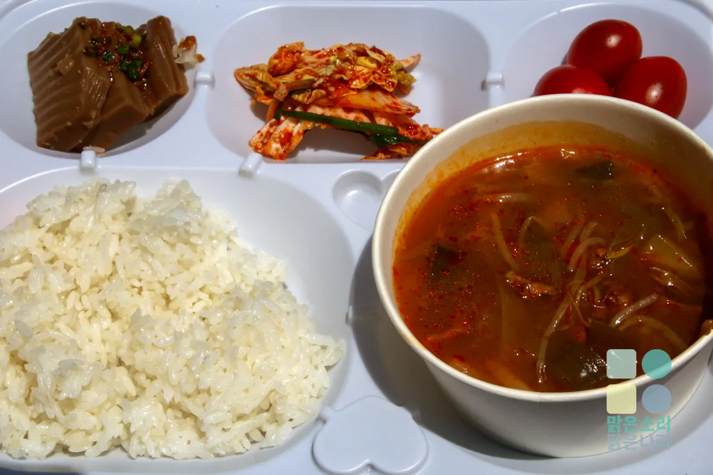 반찬은 건강식으로 간소하게 차려졌다