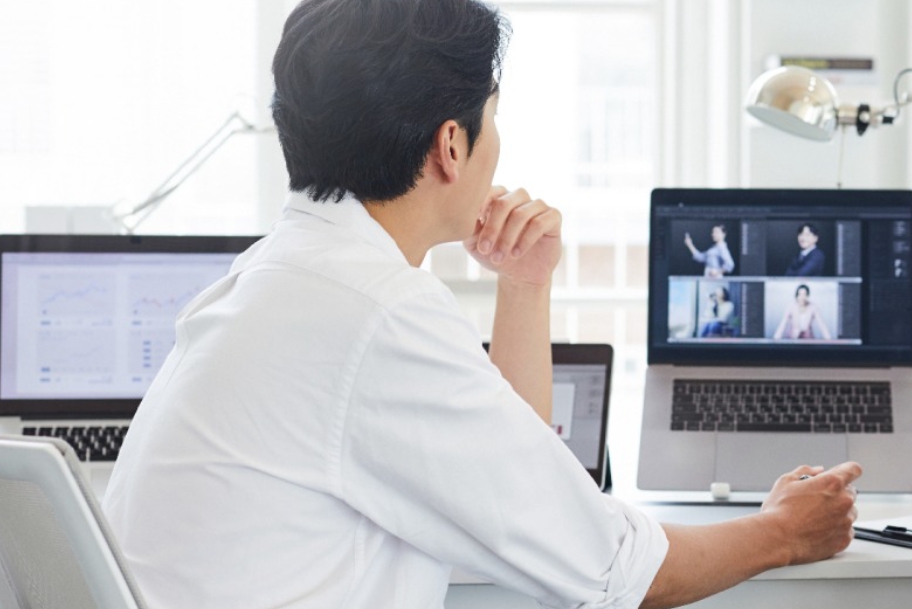 영상을 편집하는 남자