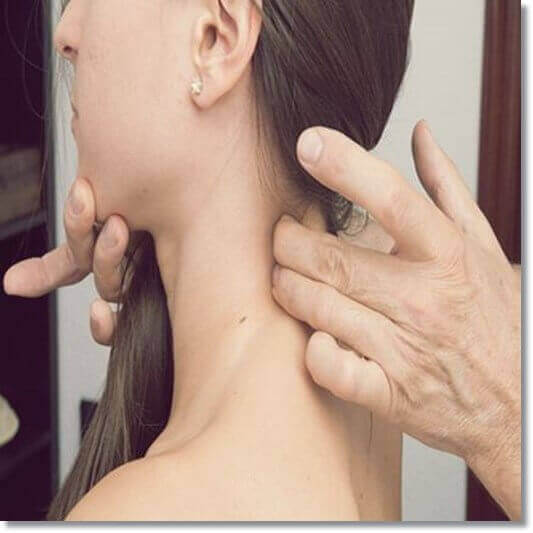 목디스크 진단 받는 여성