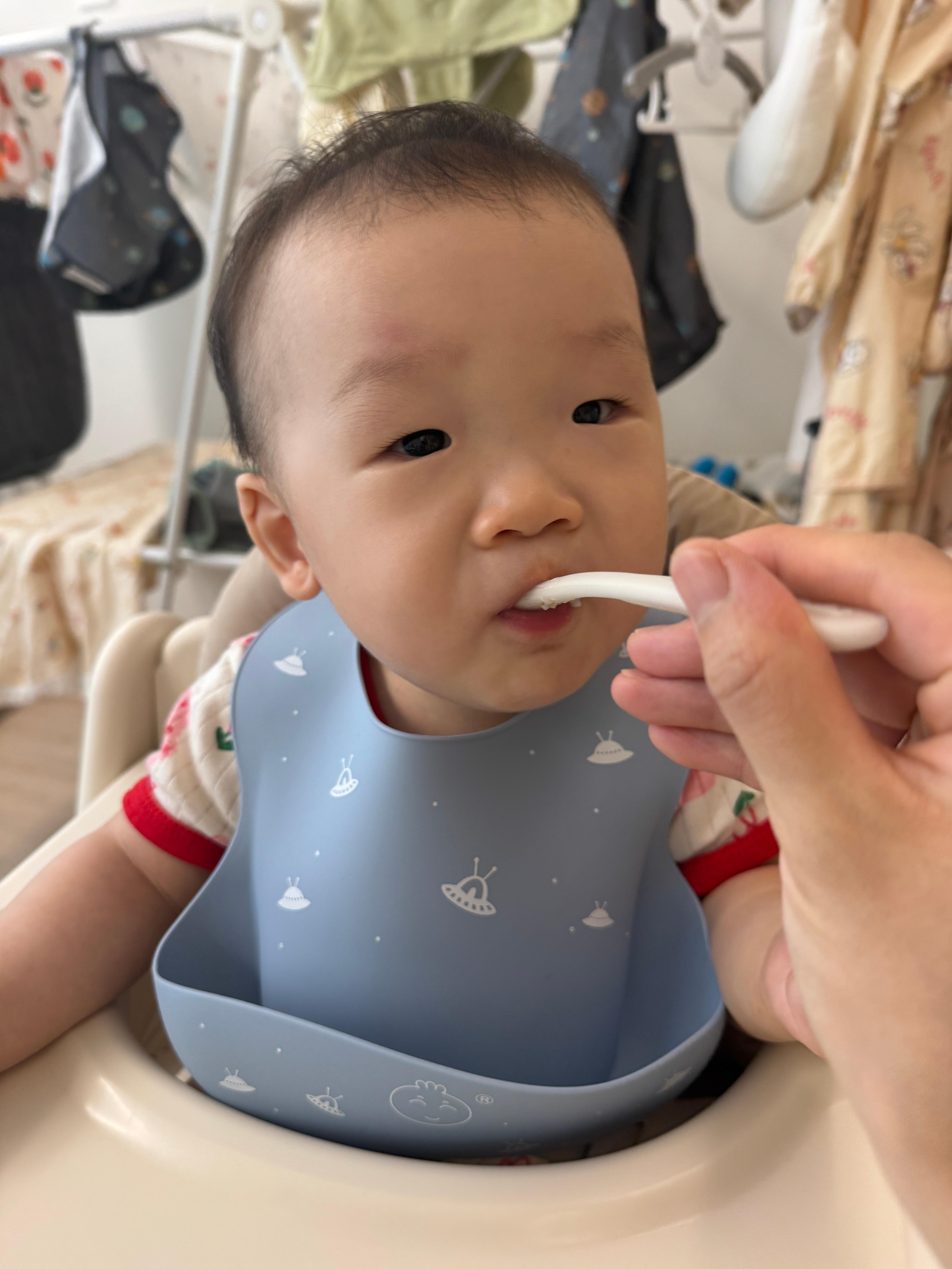 김당근양파죽을 먹는 10개월 아기