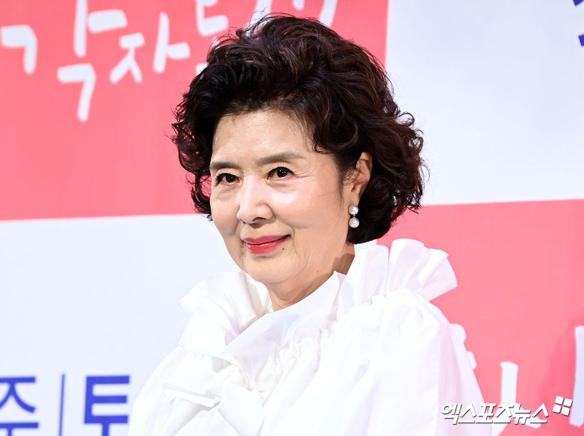 윤미라 효심이네 각자도생 포토월 인물 사진