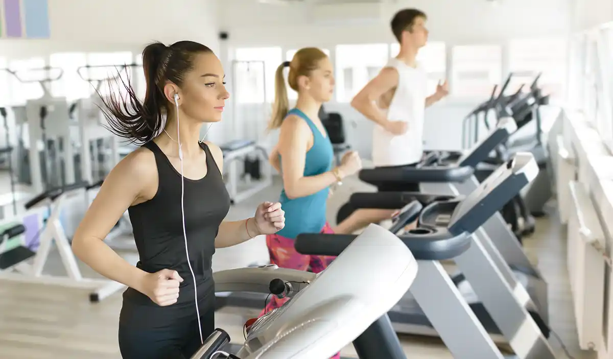 헬스장-유산소-런닝머신-타는-남자-여자